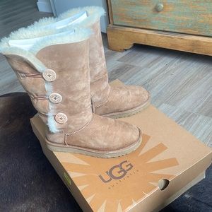 Size 7 Ugg Bailey Button Triplet boot